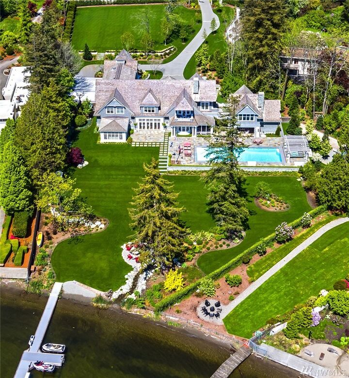 Property Photo:  321 82nd Ave NE  WA 98039 