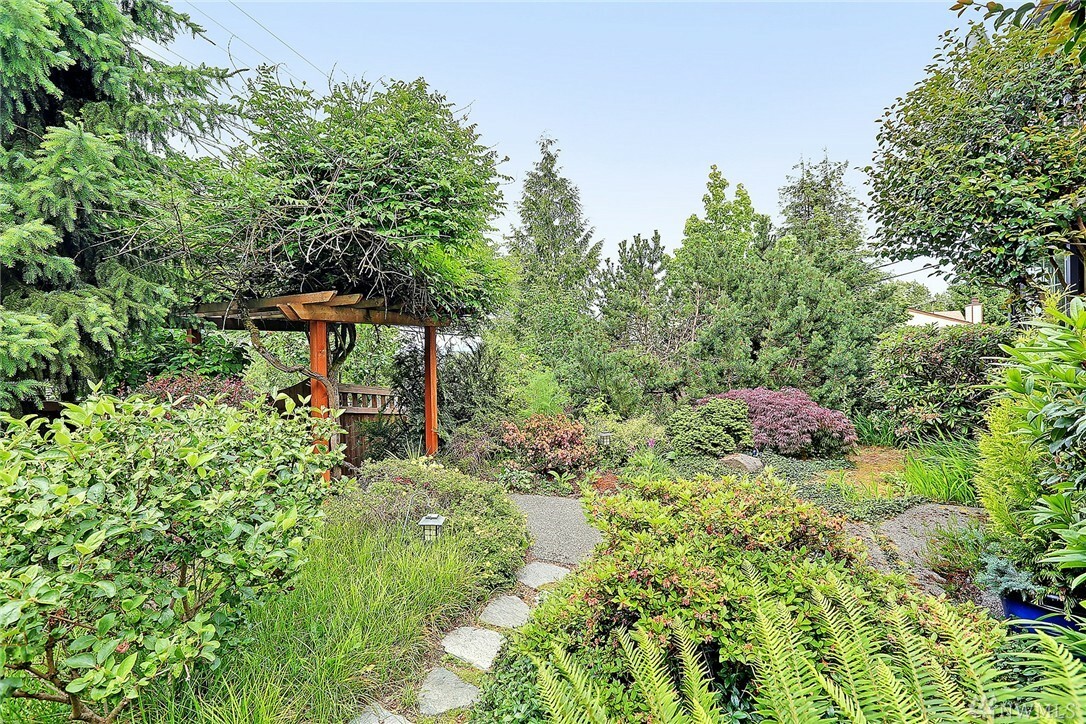 Property Photo:  717 SW Kenyon St  WA 98106 