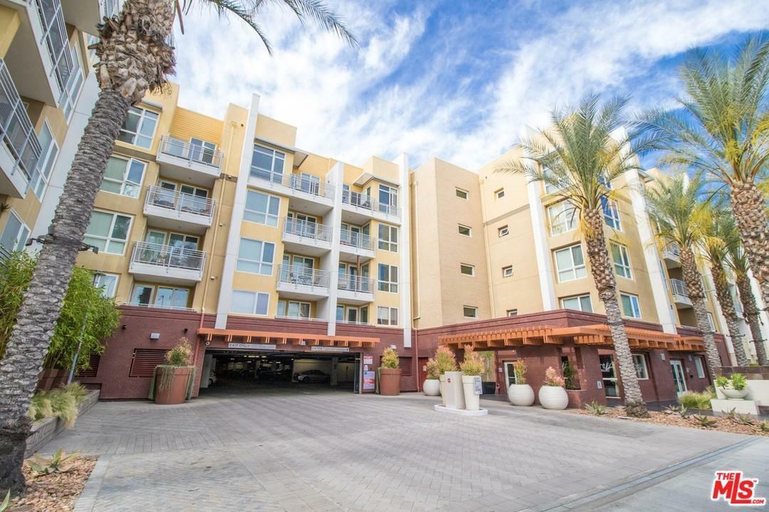 Property Photo: 21301 Erwin St 208 CA 91367