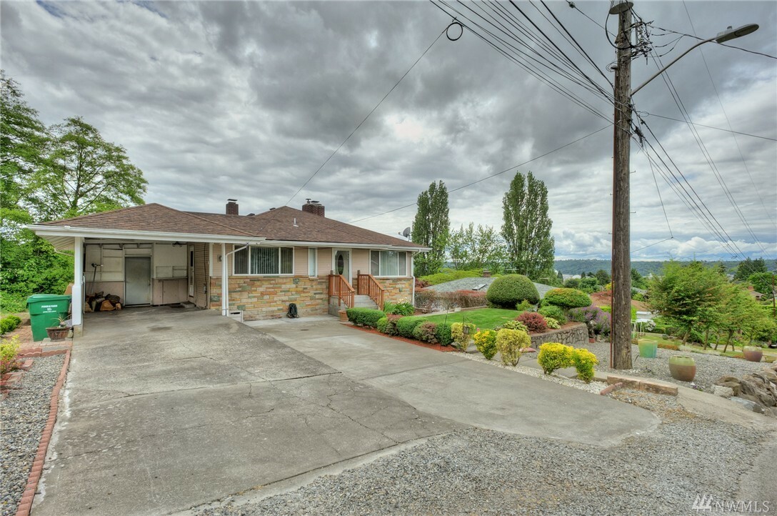 Property Photo:  1735 S Pearl St  WA 98108 