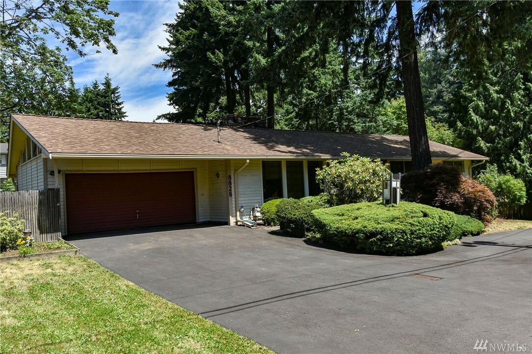 Property Photo:  8828 SE 61st St  WA 98040 