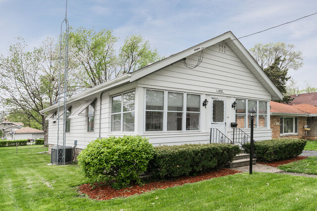 Property Photo:  1035 Pearl Street  IL 60505 