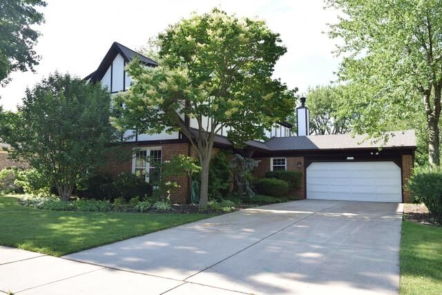 Property Photo: 714 E Appletree Lane IL 60004