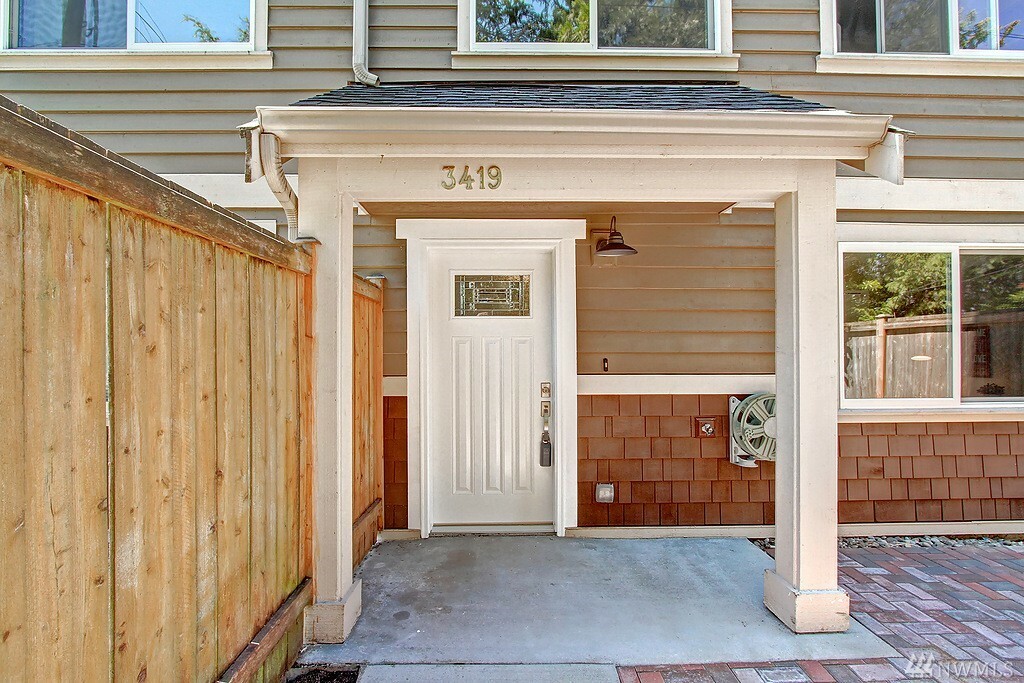 Property Photo:  3419 SW Cambridge St  WA 98126 