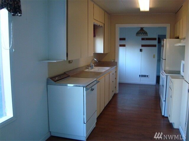 Property Photo:  1906 Front Ave W  WA 98312 