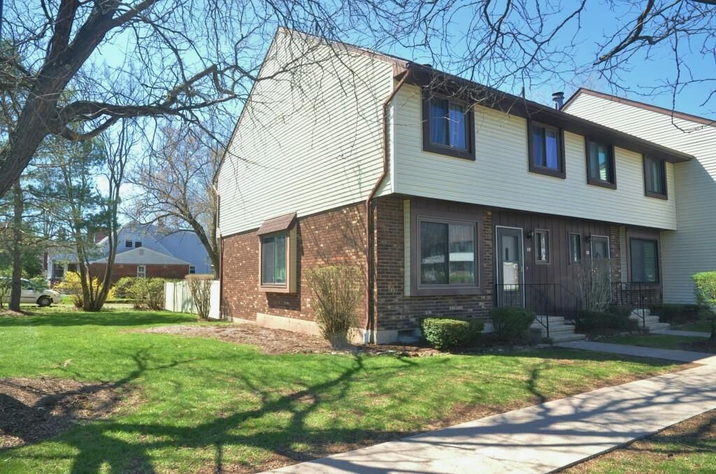 Property Photo:  11 Robin Brook Drive 11  CT 06111 