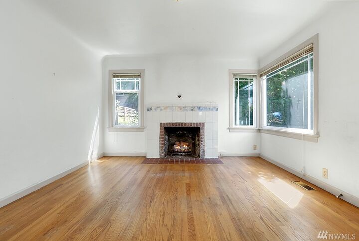 Property Photo:  408 NE 92nd St  WA 98115 