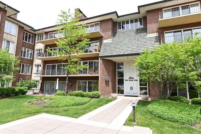 Property Photo:  5 Oakbrook Club Drive P1n  IL 60523 