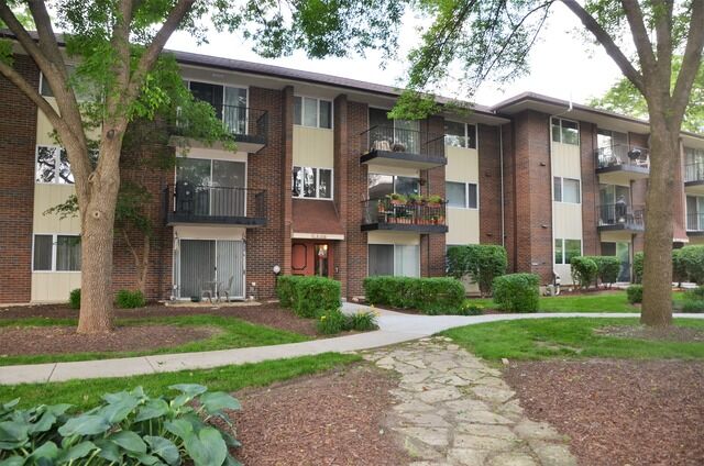 Property Photo:  5S066 Pebblewood Lane A5  IL 60563 