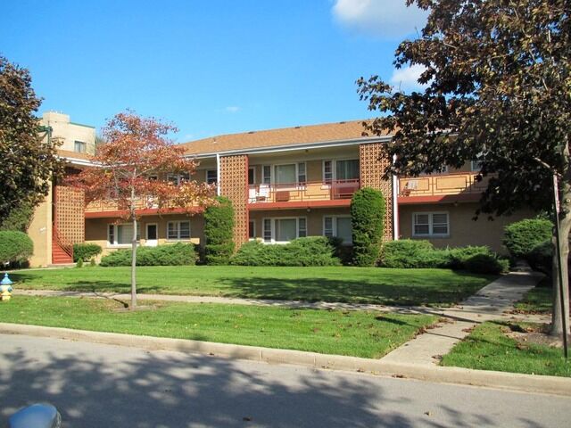 Property Photo: 33 N Clifton Avenue 201 IL 60068