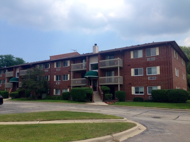 Property Photo: 980 N Lakeside Drive 2B IL 60061