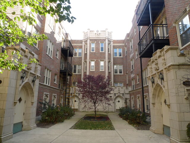 Property Photo:  2321 E 70th Place 9  IL 60649 