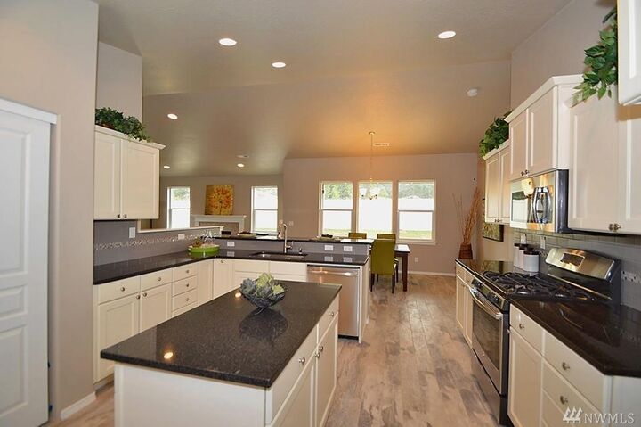 Property Photo:  819 Madeleine Ct  WA 98802 