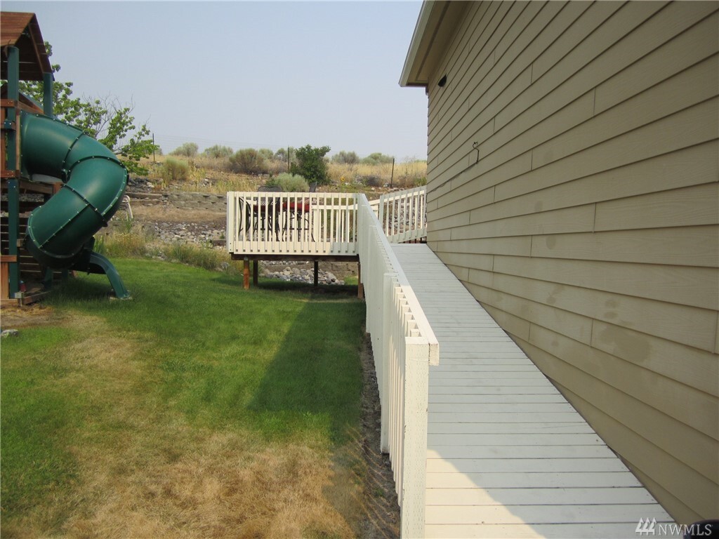 Property Photo: 1056 W Edgewater Lane WA 98837