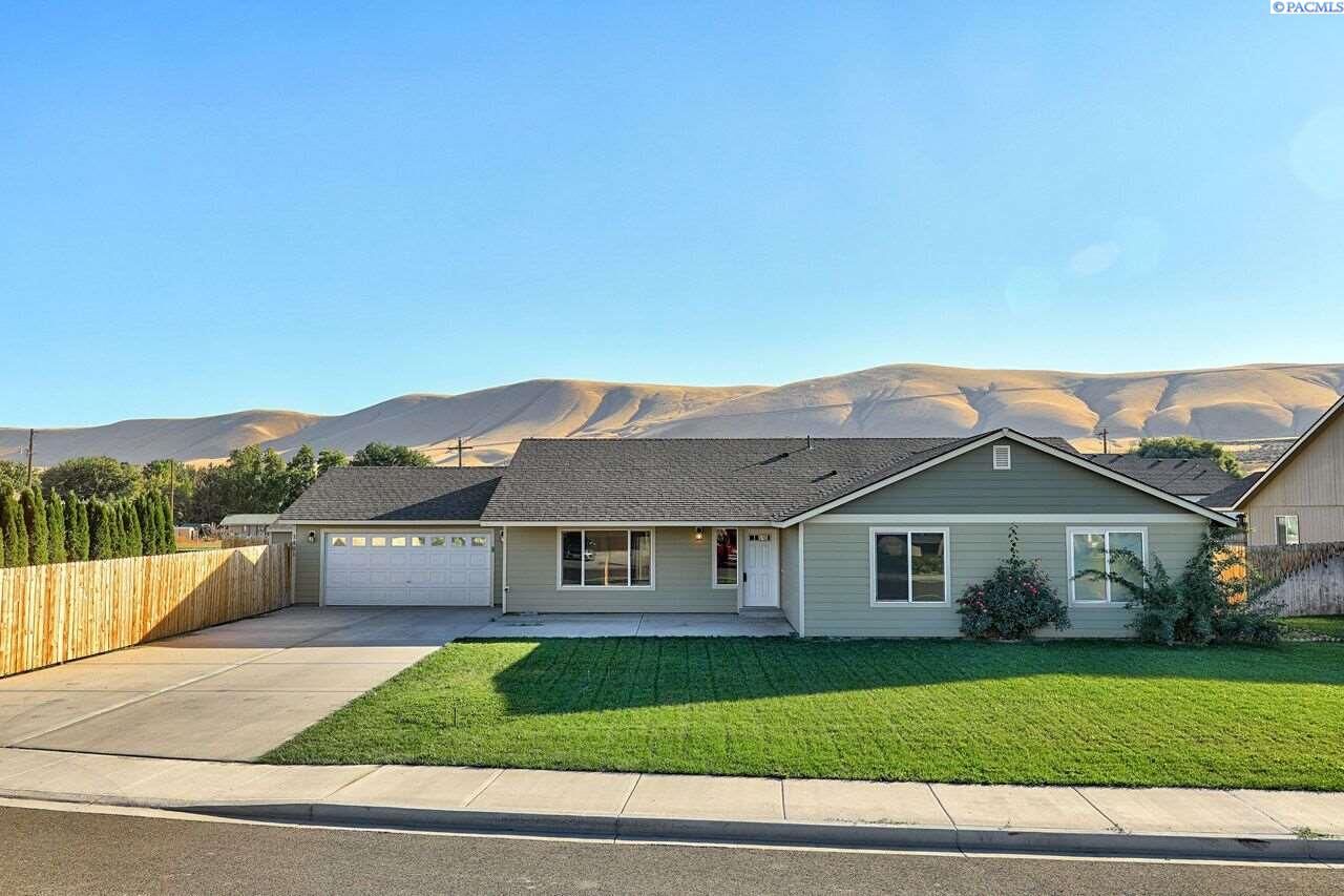 Property Photo:  1401 Willow Way  WA 99320 