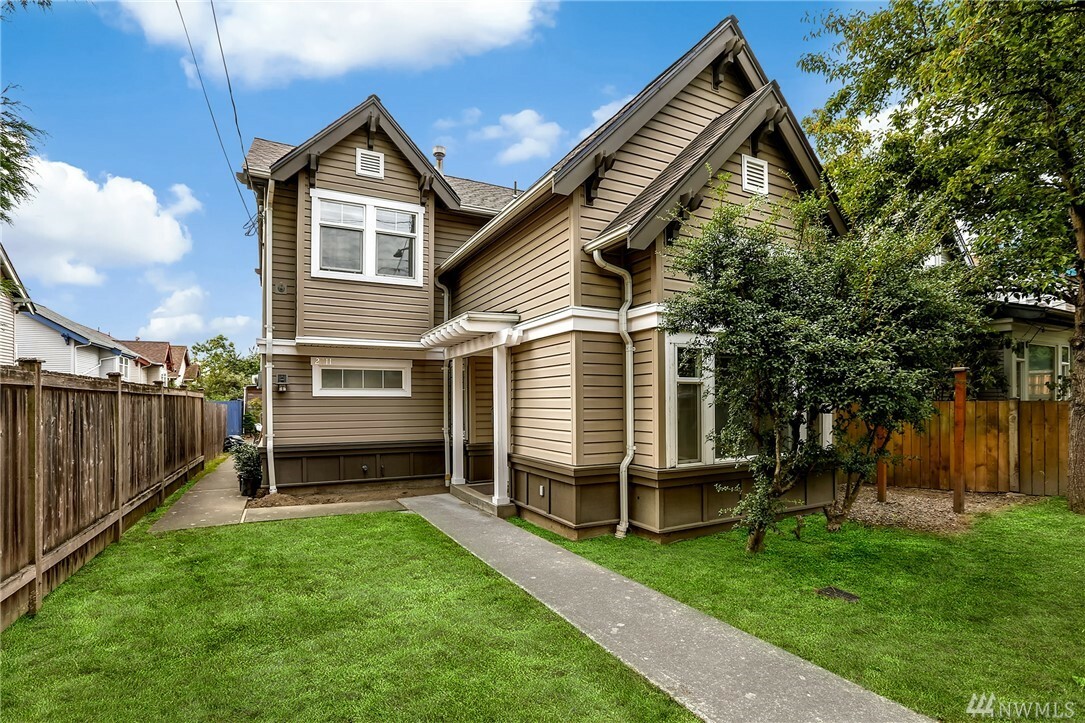 Property Photo:  2411 E Yesler Wy  WA 98122 