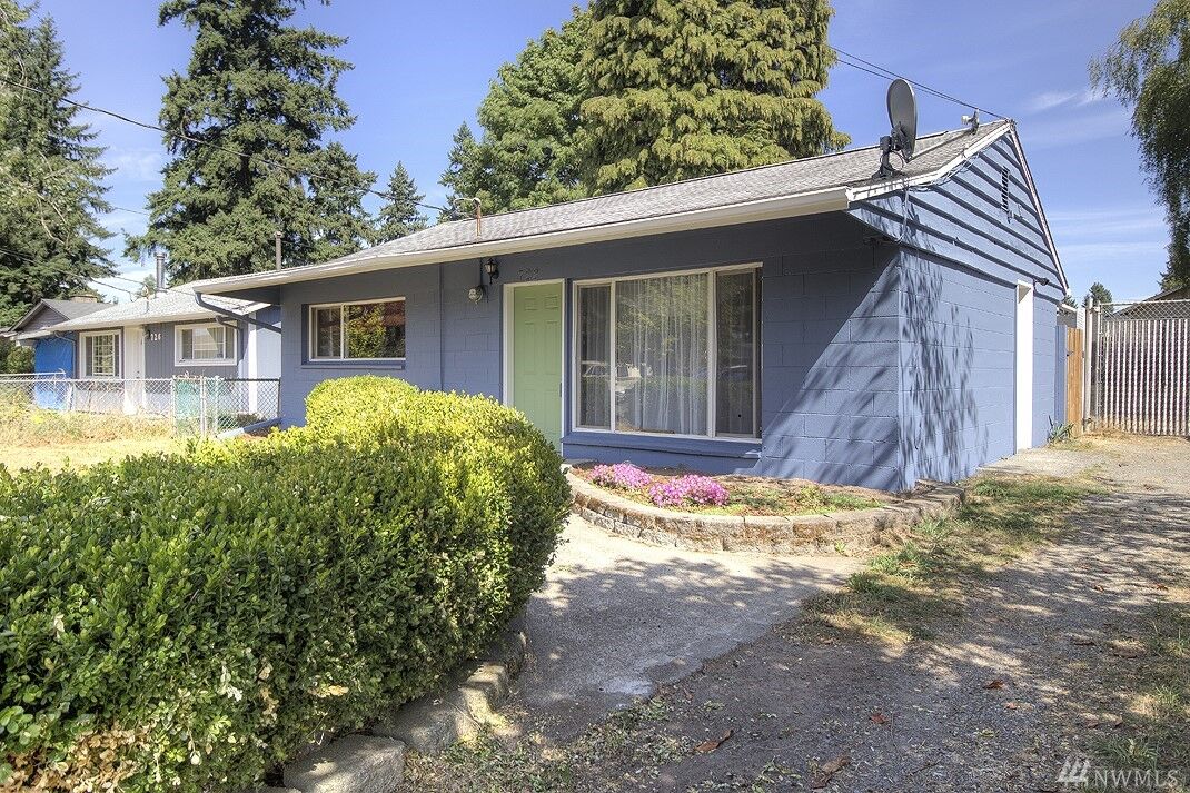 Property Photo:  722 Shelton Ave NE  WA 98056 