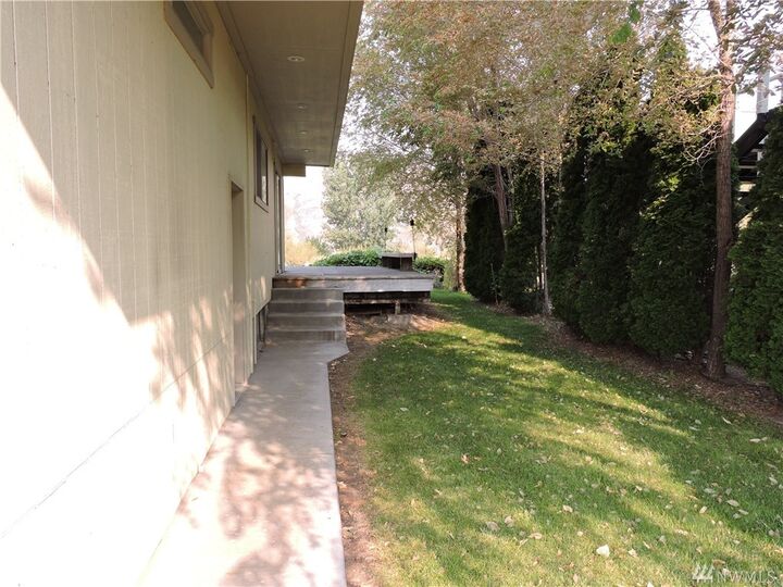 Property Photo:  538 River Dr SW  WA 98848 