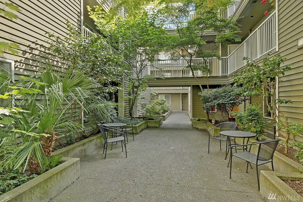 Property Photo: 3420 Burke Ave N 103A WA 98103