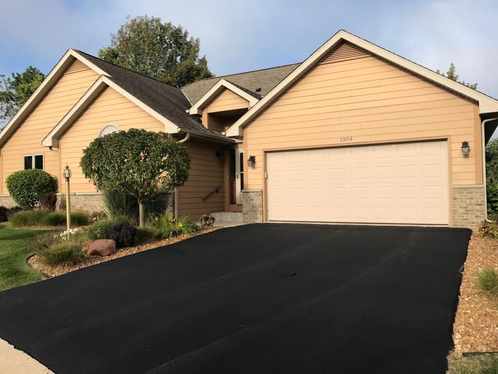 Property Photo: 1304 W Heights Ct WI 53095