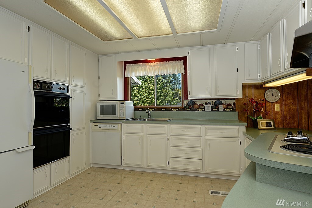 Property Photo: 17056 Woodcrest Dr NE WA 98011
