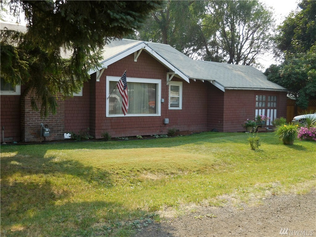 Property Photo:  211 King St  WA 98934 