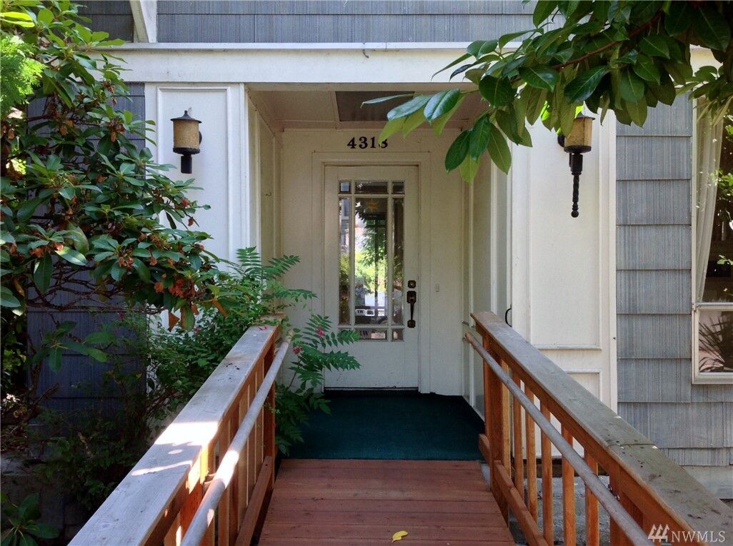 Property Photo:  4318  1st Avenue NE  WA 98105 