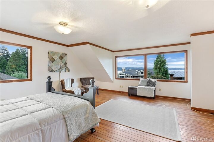 Property Photo: 18811 SE 42nd St WA 98027