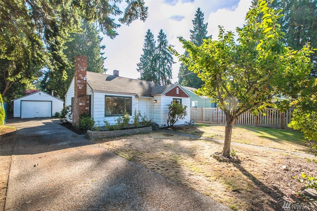 Property Photo:  10744 Phinney Ave N  WA 98133 