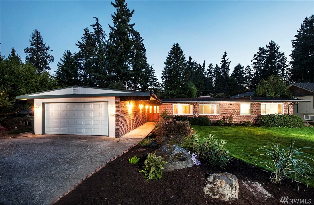 Property Photo:  3842 E Mercer Way ( Private Dr)  WA 98040 