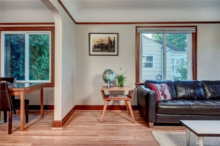 Property Photo:  430 Wells Ave N  WA 98057 