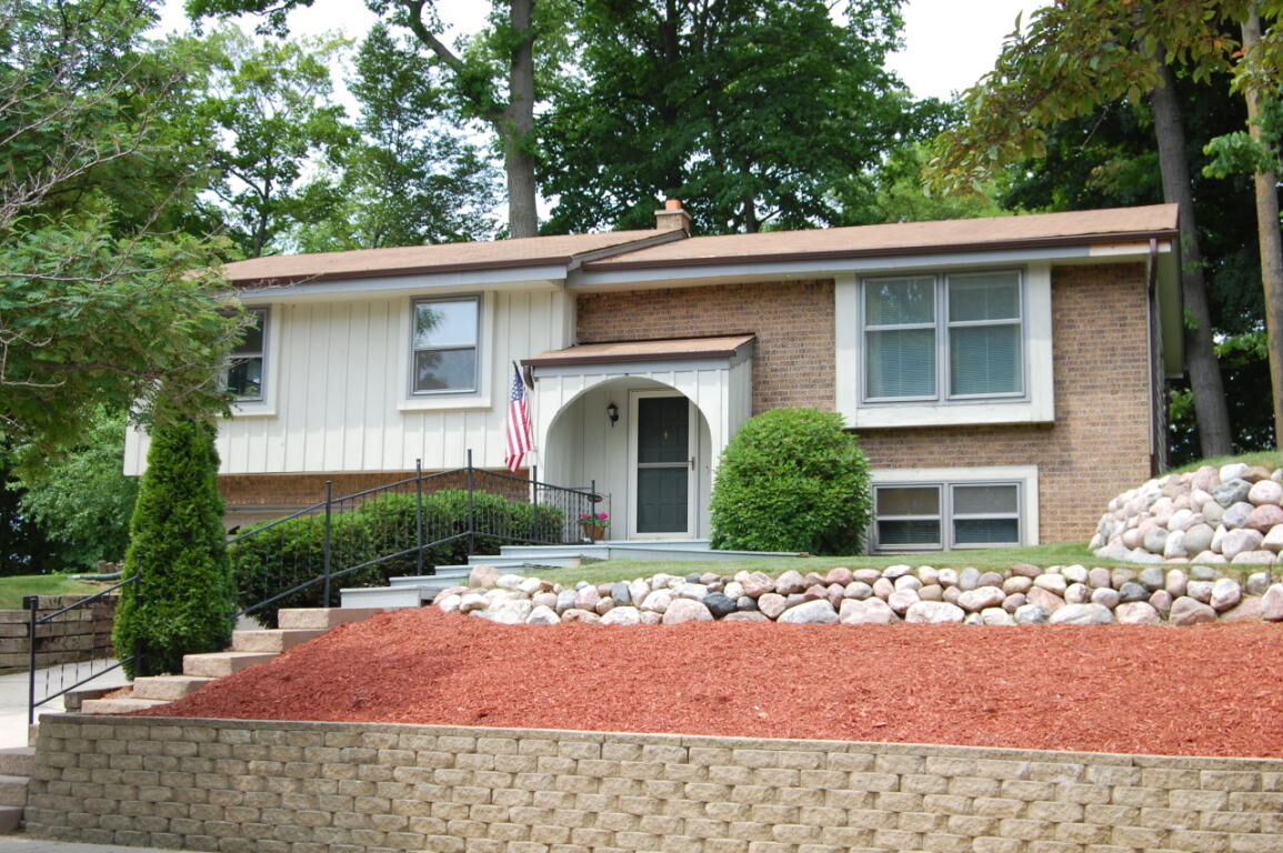 Property Photo:  1114 Vienna Ct  WI 53024 