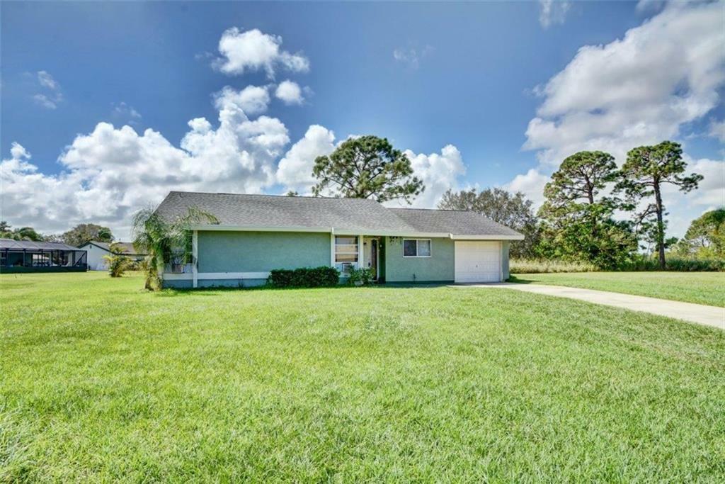 Property Photo:  1520 SE Burning Court  FL 34952 