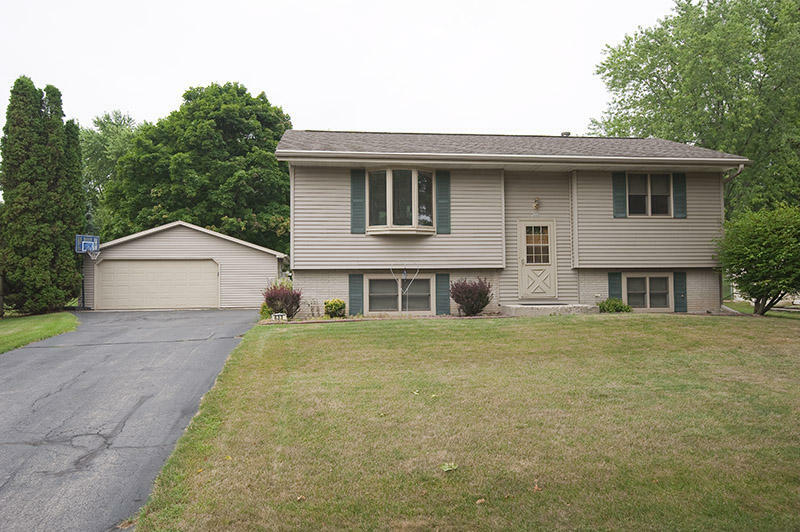 Property Photo:  633 W Hollybrook Ln  WI 53080-2215 