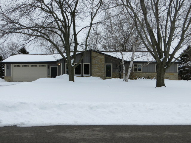 Property Photo: N73w25113 Howard Ln WI 53089-1821
