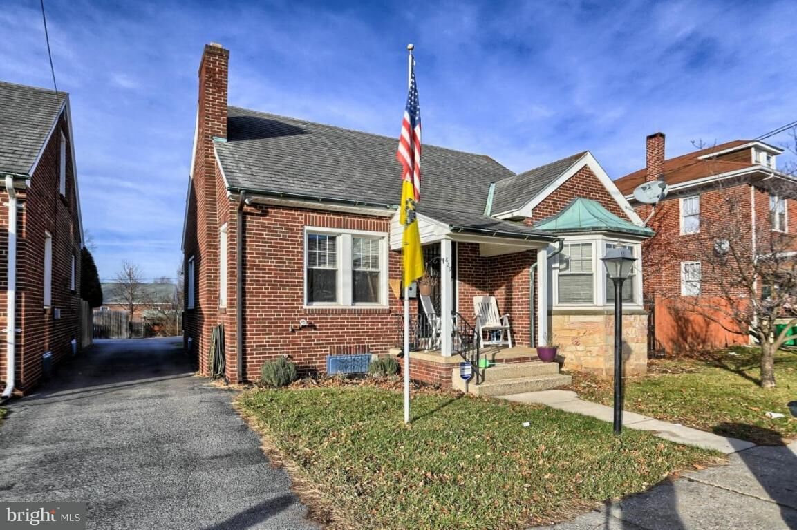 Property Photo:  829 E Boundary Avenue  PA 17403 