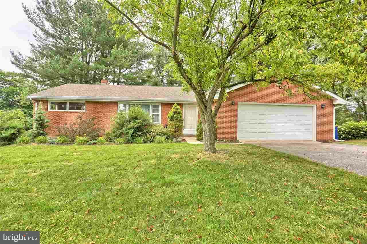 Property Photo:  28 Crescent Drive  PA 17070 