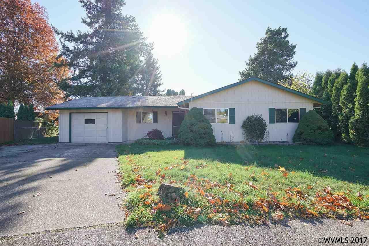 Property Photo:  209 NW Lalack Ct  OR 97338-1034 