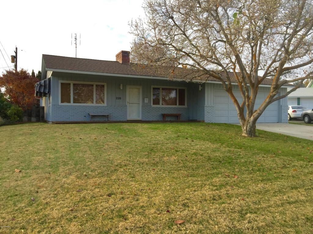 Property Photo:  226 Westover Dr  WA 98908 