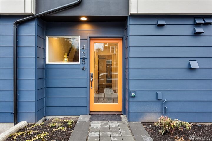 Property Photo:  4254 Linden Ave N  WA 98103 