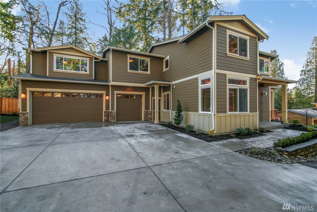 Property Photo:  4925 Ocean Ave  WA 98203 