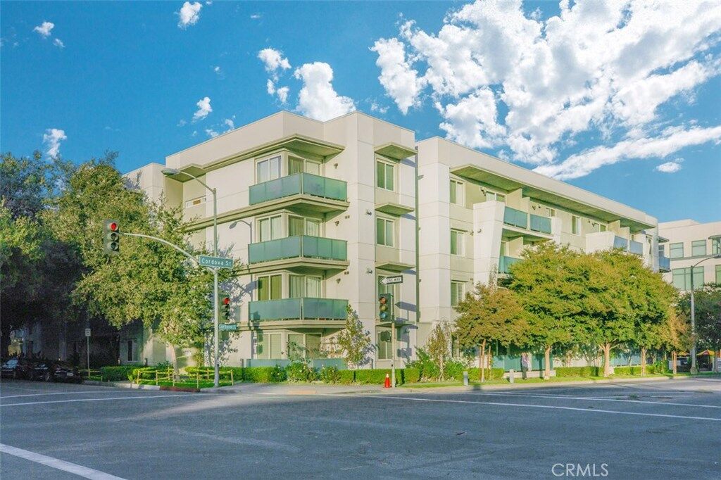 Property Photo:  160 S Hudson Avenue 101  CA 91101 