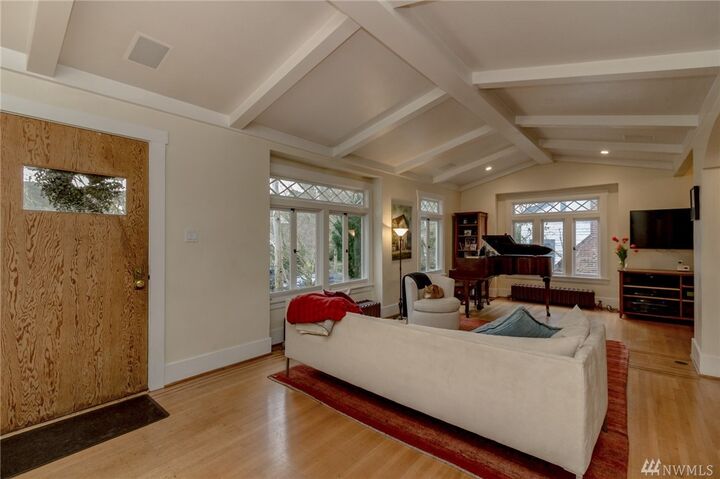 Property Photo:  2032 E Newton St  WA 98112 