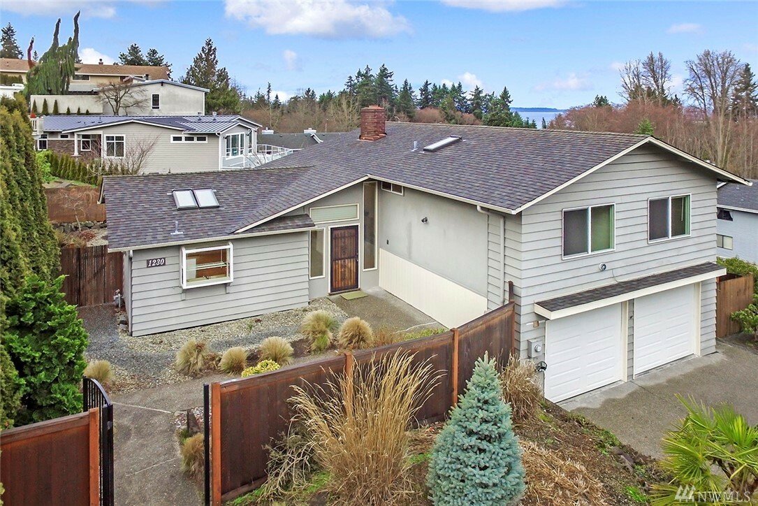 Property Photo:  1230 6th Ave S  WA 98020 