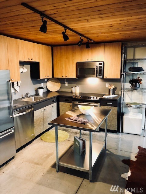 Property Photo: 1812 19th Ave 306 WA 98122