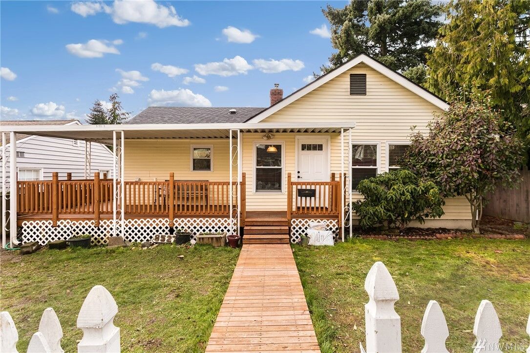 Property Photo: 8527 Densmore Avenue N WA 98103