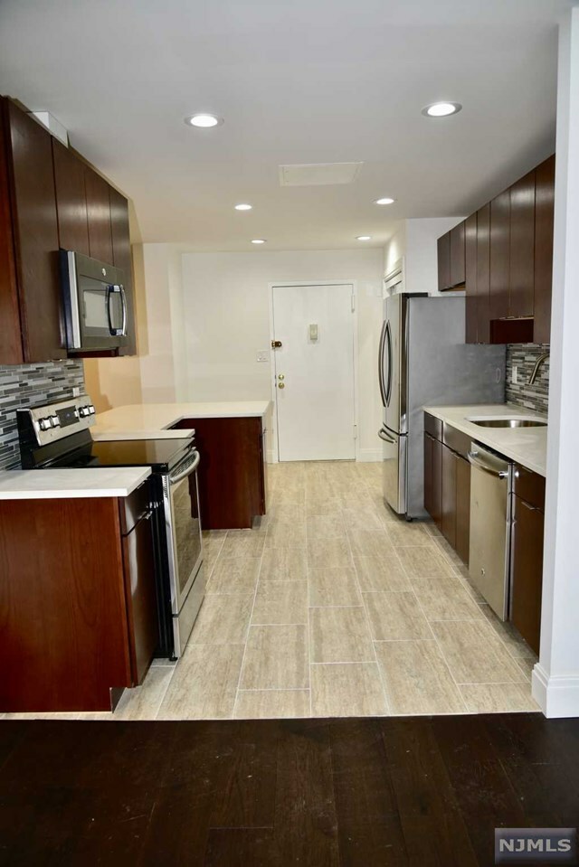 Property Photo:  1590 Anderson Avenue Suite 2  NJ 07024 