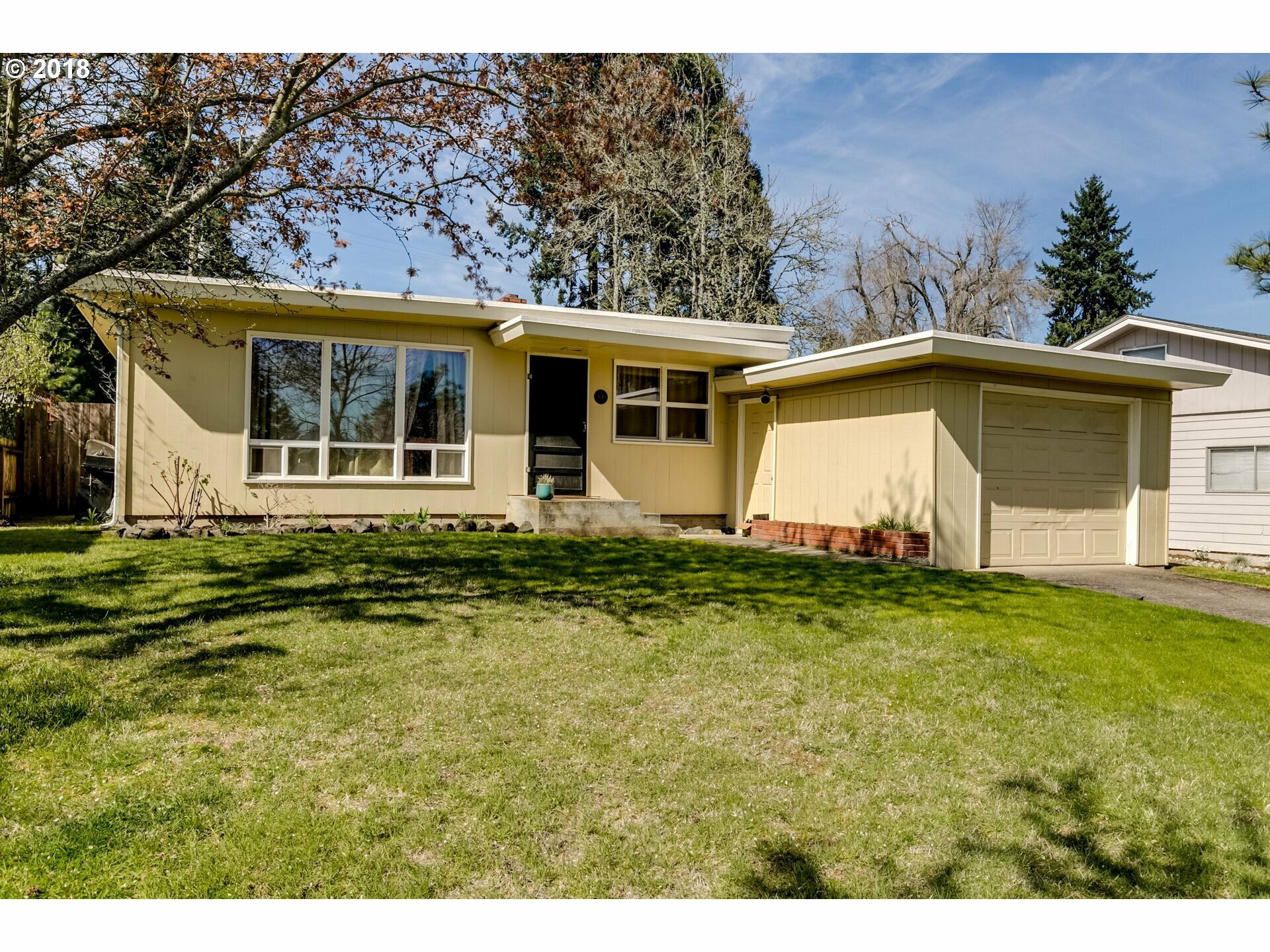 Property Photo: 2640 McMillan St OR 97405