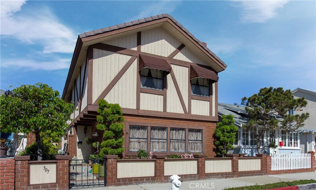 Property Photo:  307 Alvarado Place  CA 92661 