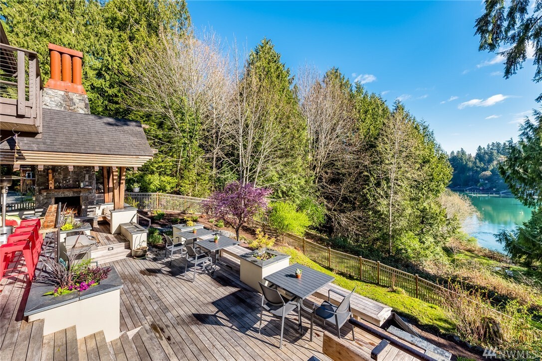 Property Photo: 11024 Arrow Point Dr NE WA 98110